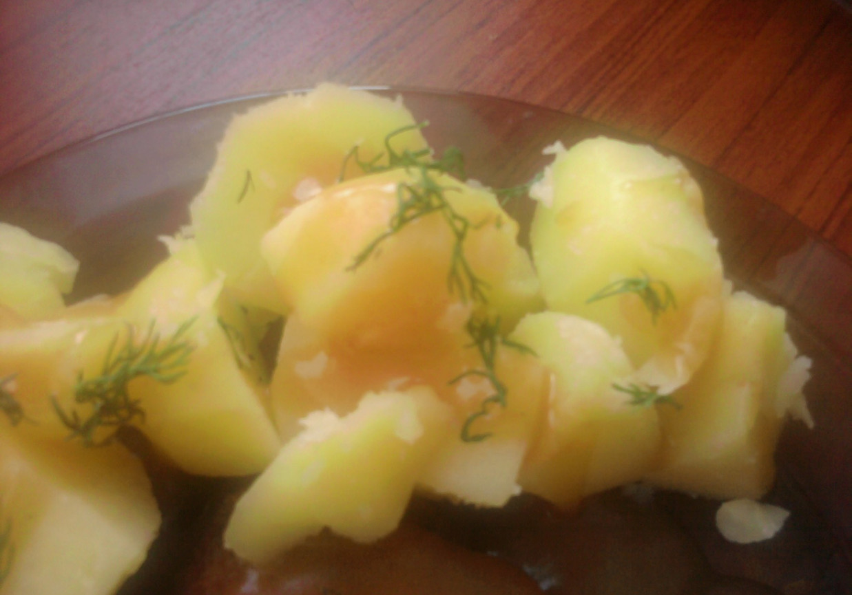 Młode ziemniaki w sosie foto