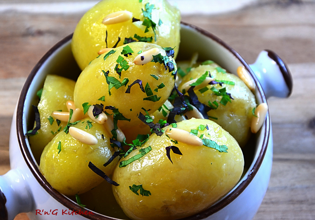 Młode ziemniaki w ziołach  foto