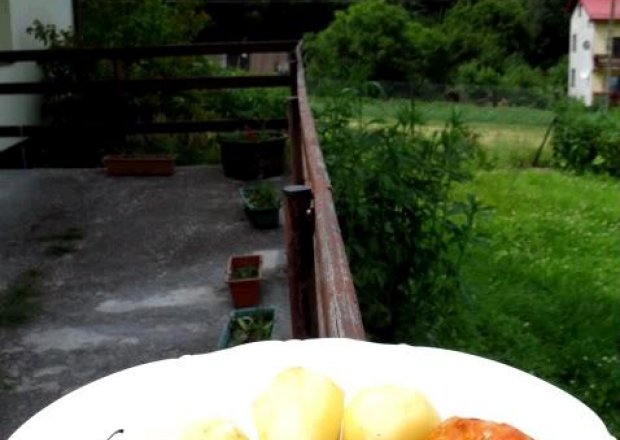 Fotografia przedstawiająca Młode ziemniaki z cukinią na parze i gołąbkowym sosem czyli wakacyjny obiad bez wysiłku