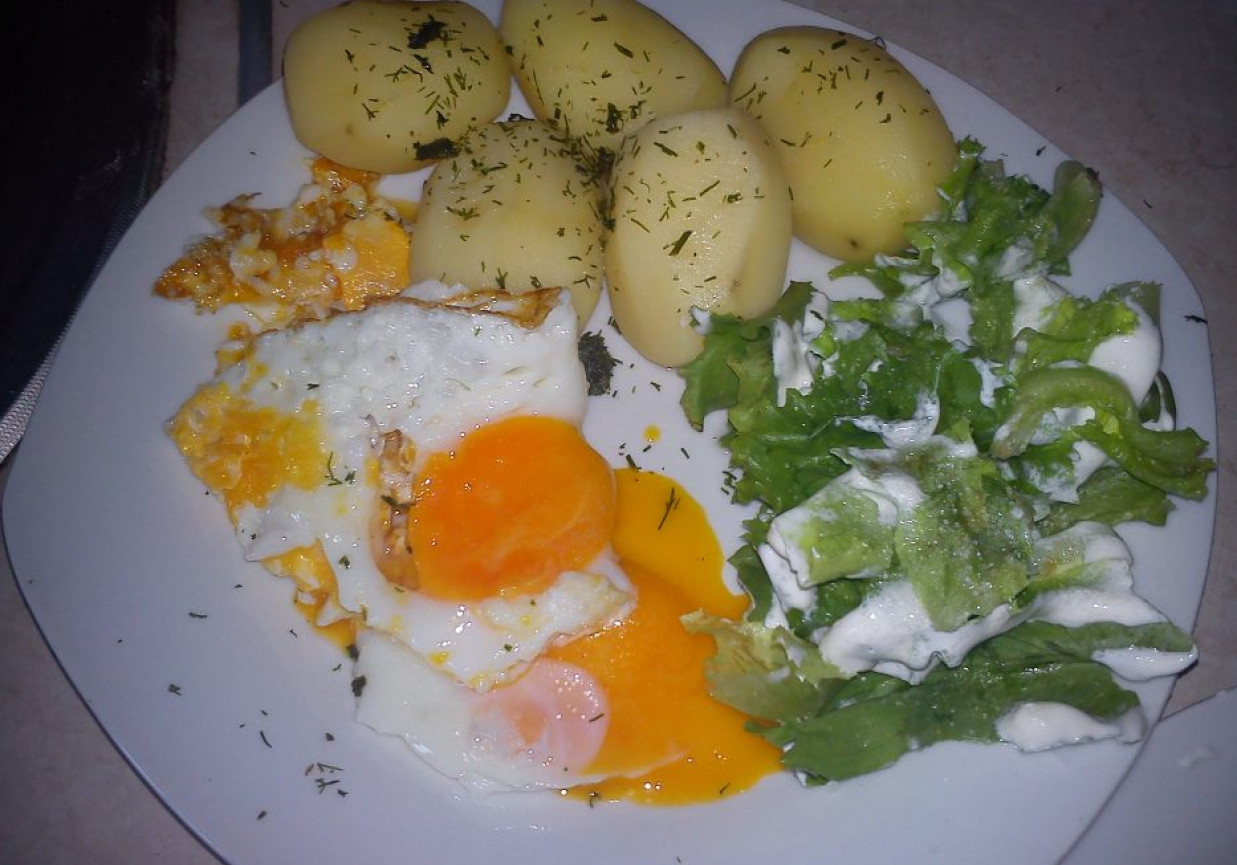 młode ziemniaki z jajkiem foto