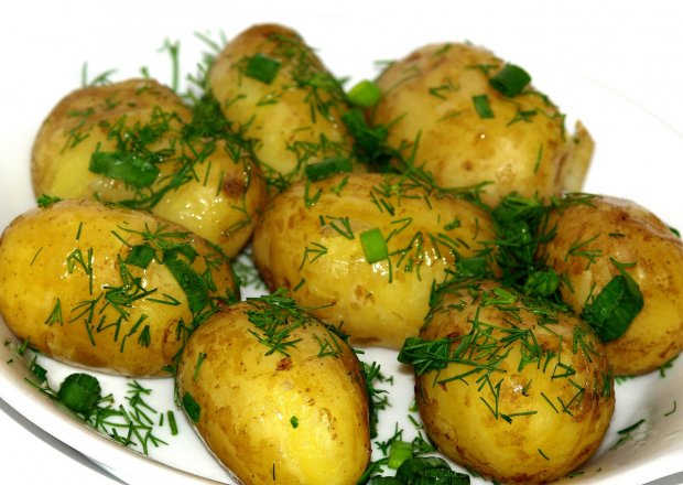 Fotografia przedstawiająca Młode ziemniaki z koperkiem