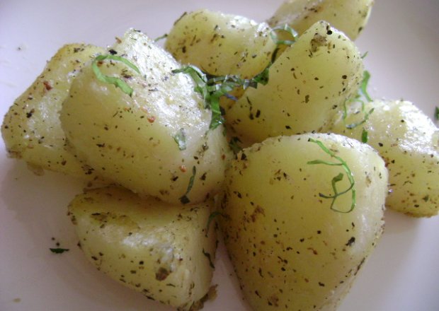 Fotografia przedstawiająca mlode ziemniaki z mieta