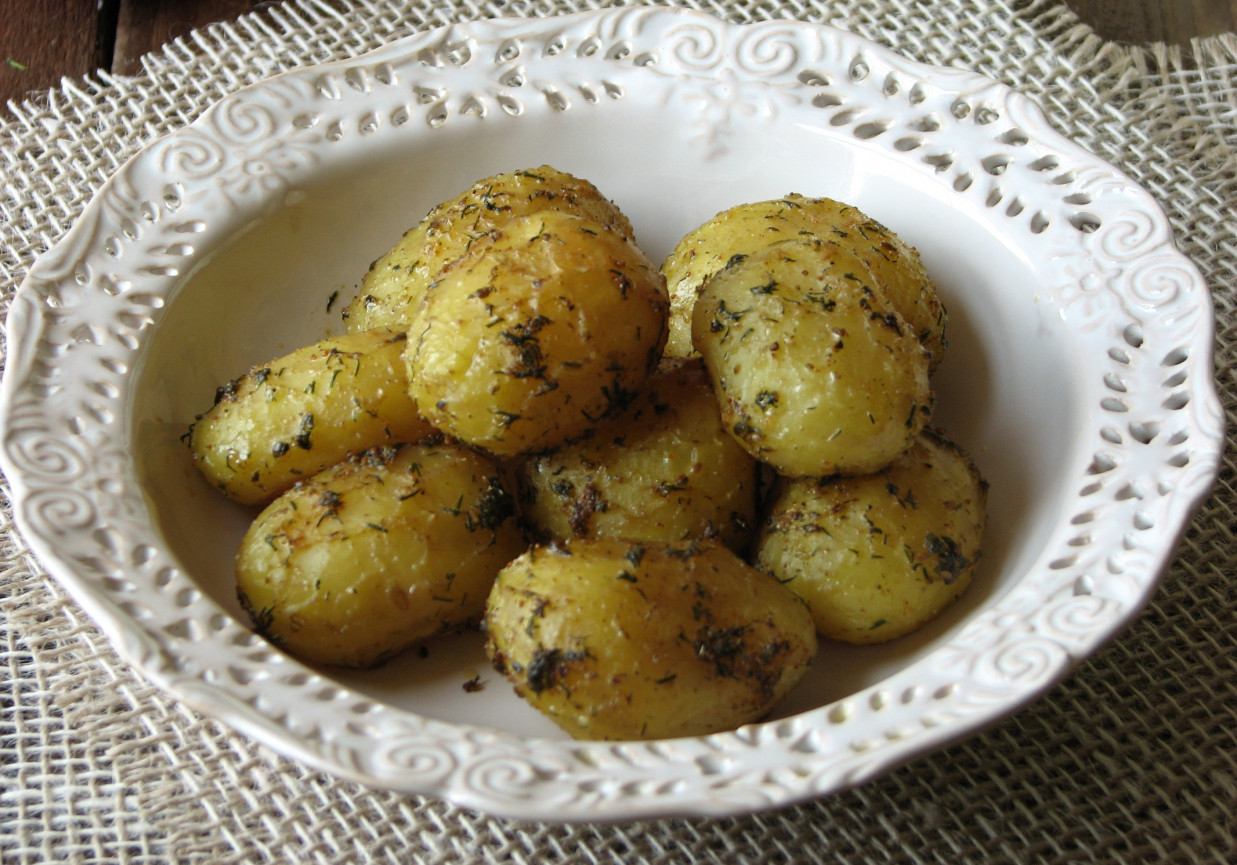 Młode ziemniaki z piekarnika foto