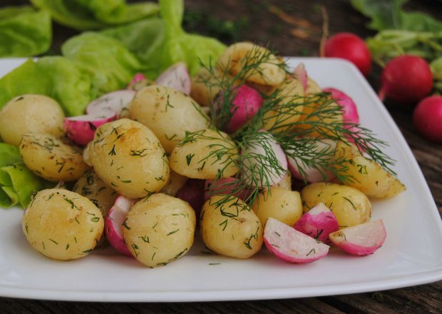 Fotografia przedstawiająca Młode ziemniaki z rzodkiewką