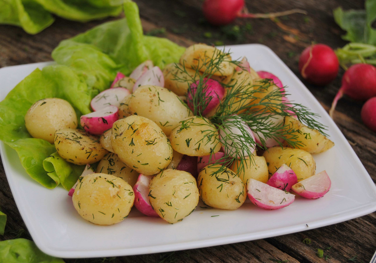 Młode ziemniaki z rzodkiewką foto