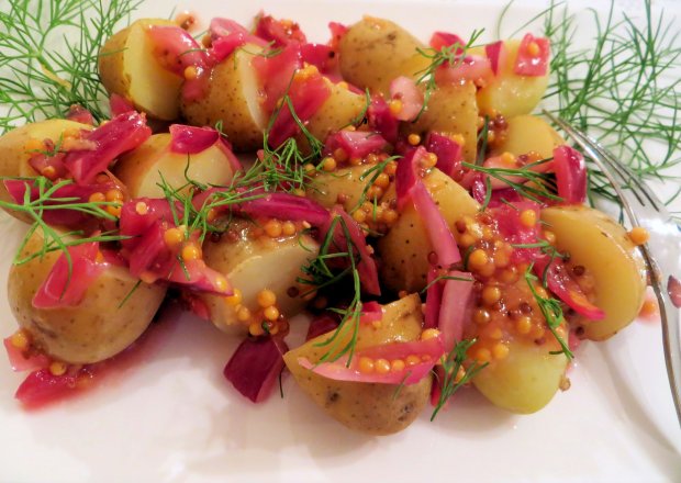 Fotografia przedstawiająca Młode ziemniaki z słodką czerwoną cebulką