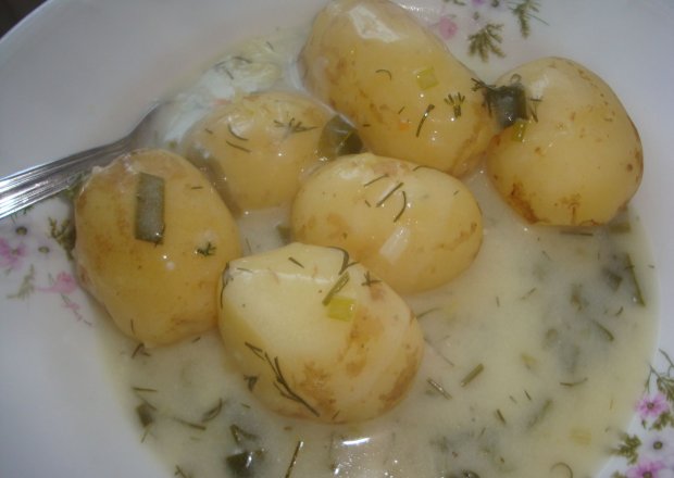 Fotografia przedstawiająca Młode ziemniaki z sosem z młodej cebuli, szczypiorku i kopru
