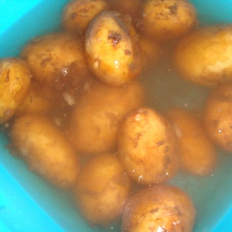 Krok 1 - Młode ziemniaki z sosem z młodej cebuli, szczypiorku i kopru foto