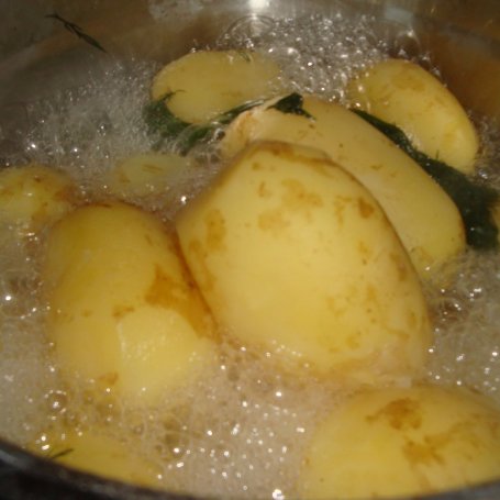 Krok 12 - Młode ziemniaki z sosem z młodej cebuli, szczypiorku i kopru foto