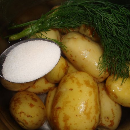 Krok 2 - Młode ziemniaki z sosem z młodej cebuli, szczypiorku i kopru foto