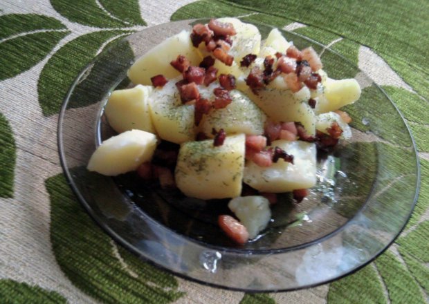 Fotografia przedstawiająca Młode ziemniaki z wędzonką