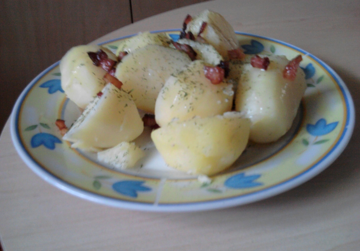 Młode ziemniaki z wędzonką foto
