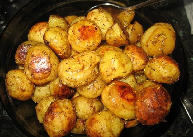 Fotografia przedstawiająca Młode ziemniaki zapiekane