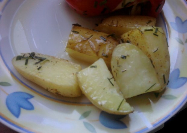 Fotografia przedstawiająca Młode ziemniaki ze szczypiorkiem