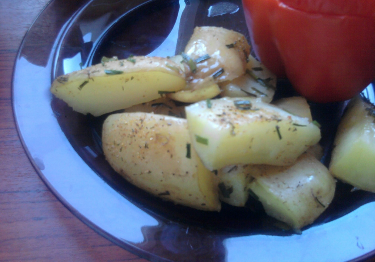 Młode ziemniaki ze szczypiorkiem foto