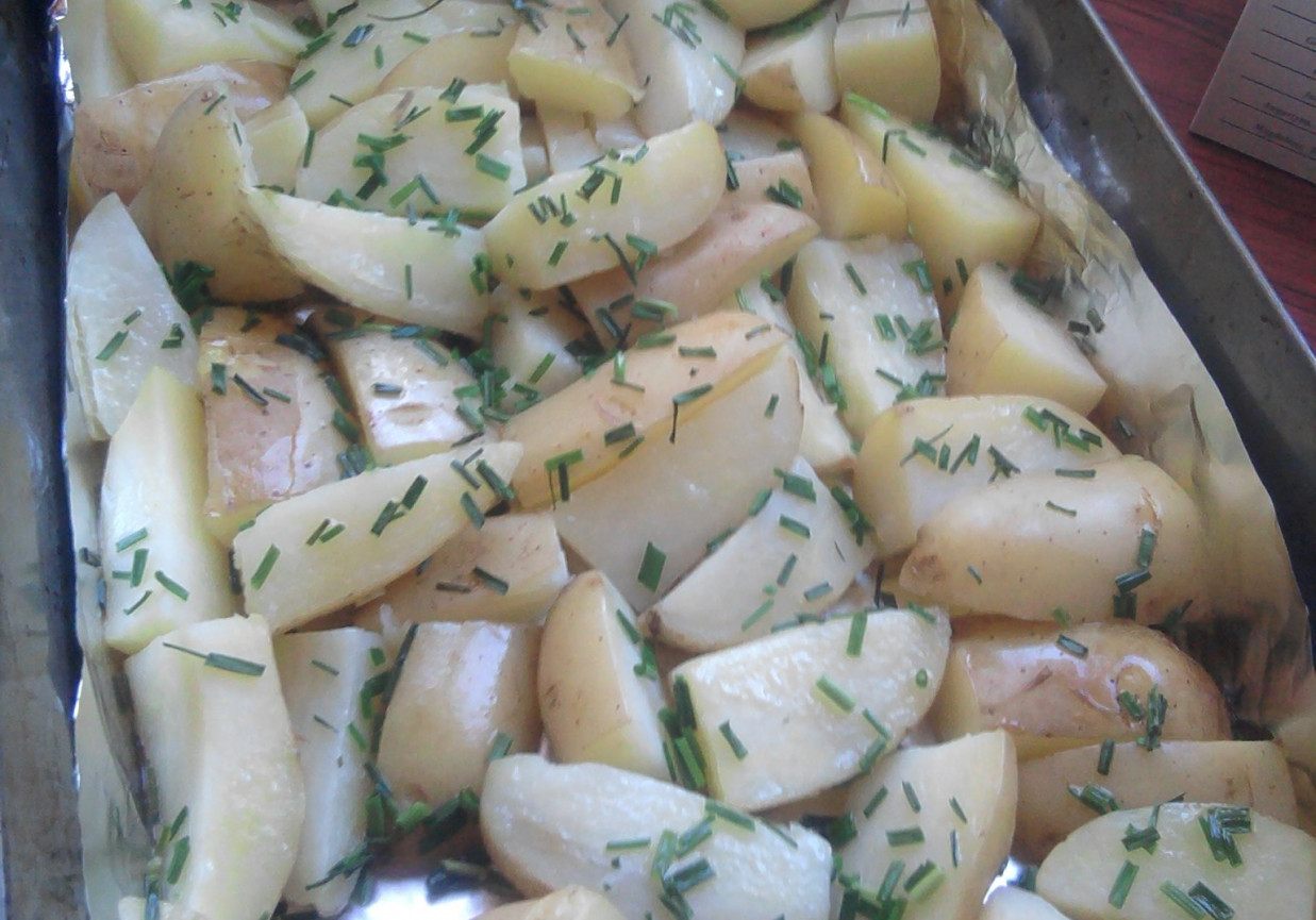Młode ziemniaki ze szczypiorkiem foto