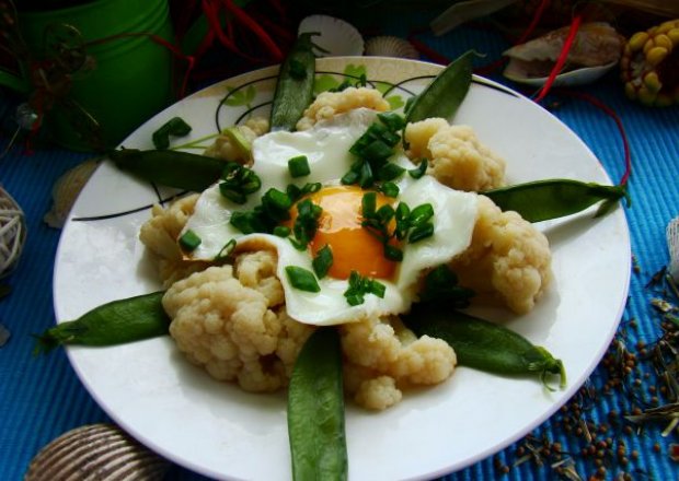 Fotografia przedstawiająca Młody groszek z jajkiem i kalafiorem