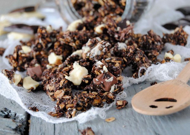 Fotografia przedstawiająca Mocno czekoladowa granola
