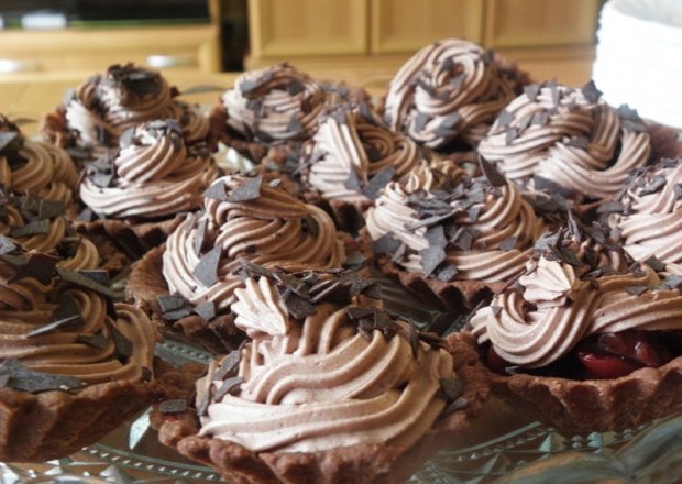 Fotografia przedstawiająca Mocno czekoladowe babeczki z wiśniami.
