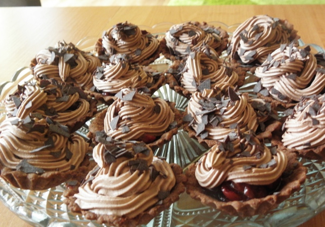 Mocno czekoladowe babeczki z wiśniami. foto