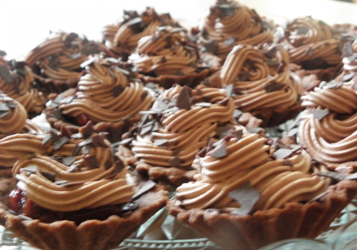 Mocno czekoladowe babeczki z wiśniami. foto