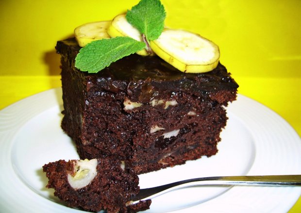 Fotografia przedstawiająca Mocno czekoladowe ciasto bananowo-rodzynkowe
