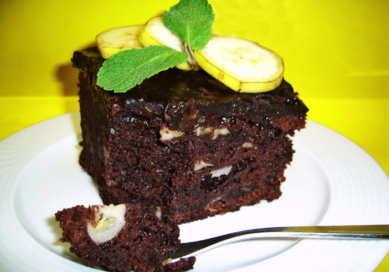 Mocno czekoladowe ciasto bananowo-rodzynkowe foto