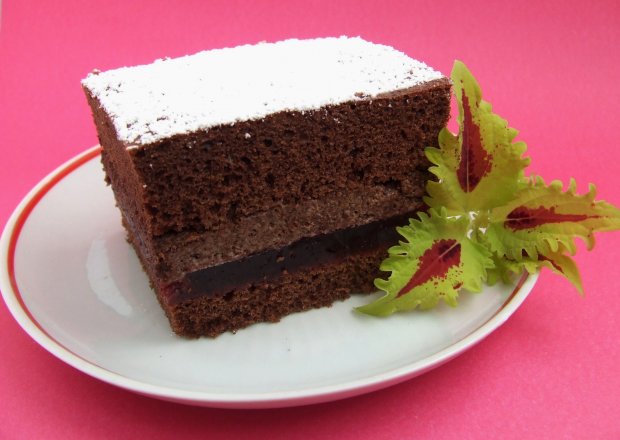 Fotografia przedstawiająca Mocno czekoladowe ciasto z wiśniami