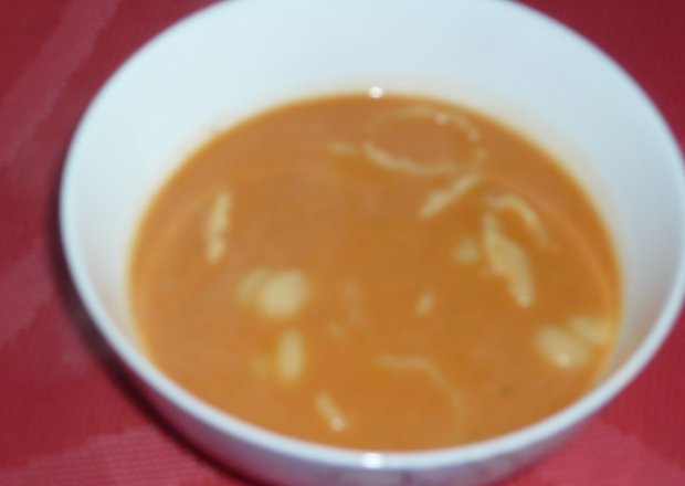 Fotografia przedstawiająca Mocno czosknowa zupa pomidorowa z makaronem