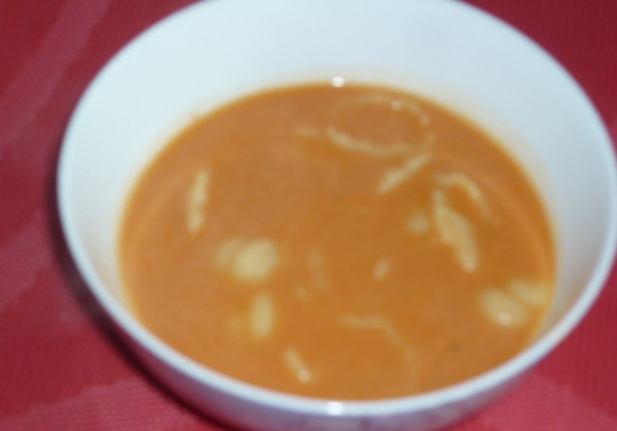 Mocno czosknowa zupa pomidorowa z makaronem  foto