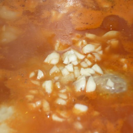 Krok 6 - Mocno czosknowa zupa pomidorowa z makaronem  foto