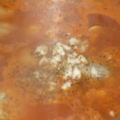 Krok 7 - Mocno czosknowa zupa pomidorowa z makaronem  foto