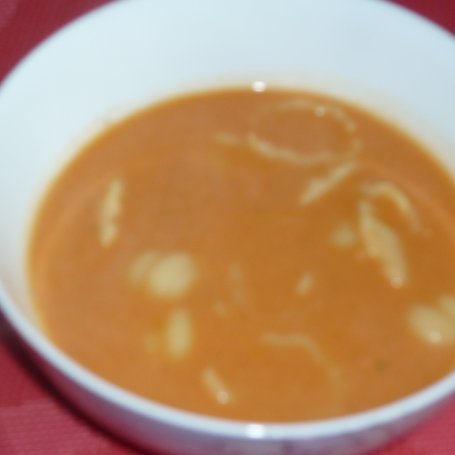 Krok 8 - Mocno czosknowa zupa pomidorowa z makaronem  foto