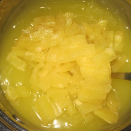 Krok 4 - Mocno kakaowe ciasto z kremem ananasowym i ananasami foto