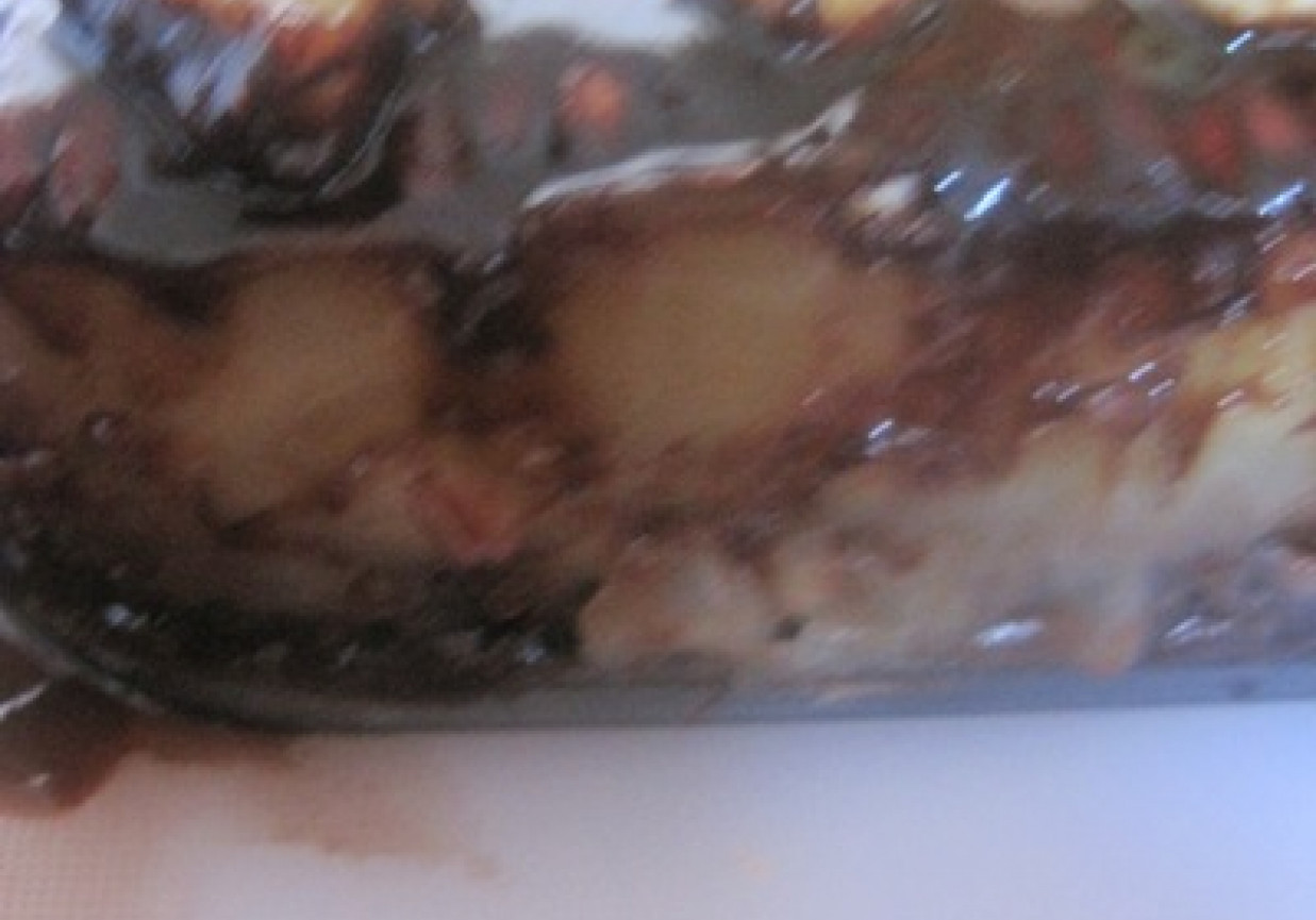 Mocno kakaowe ciasto z kremem ananasowym i ananasami﻿ foto