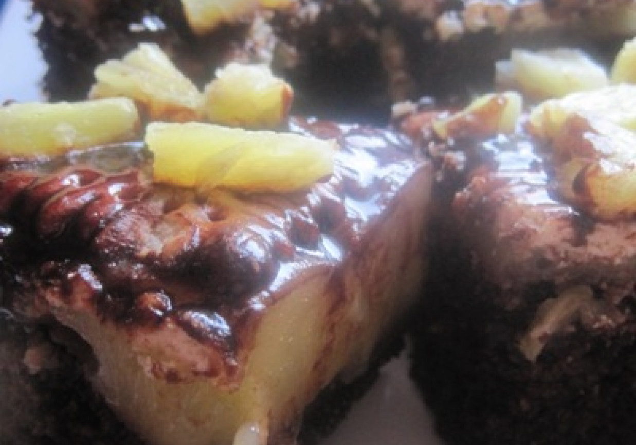 Mocno kakaowe ciasto z kremem ananasowym i ananasami﻿ foto
