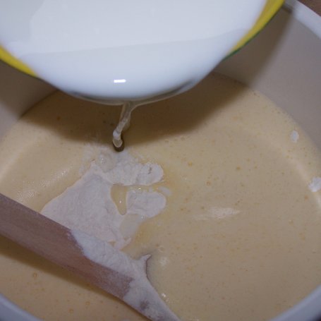 Krok 3 - Mocno mleczne, czyli racuchy z truskawkami :) foto