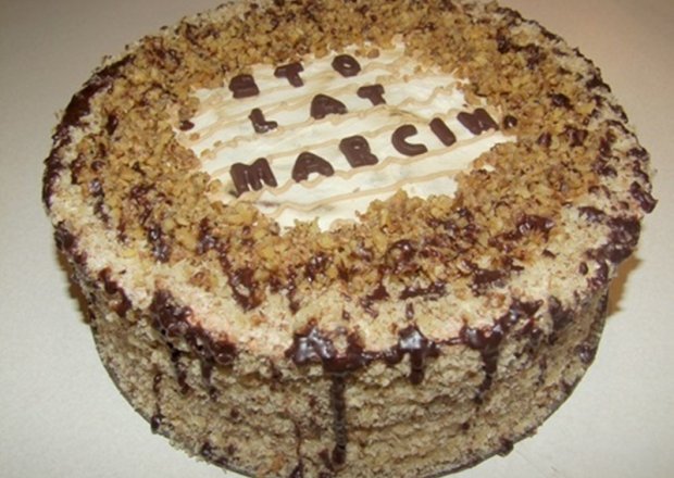 Fotografia przedstawiająca Mocno orzechowy tort