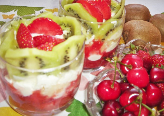 Fotografia przedstawiająca Mocno owocowy deser z serkiem mascarpone (bez cukru)