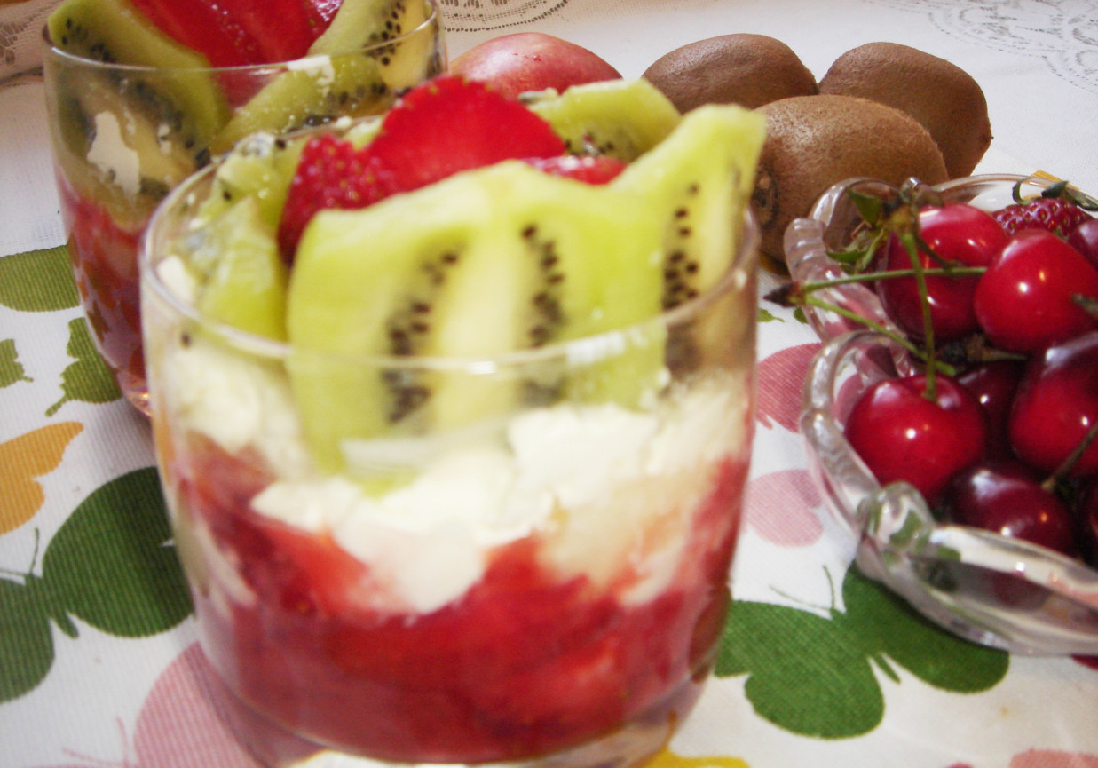 Mocno owocowy deser z serkiem mascarpone (bez cukru) foto