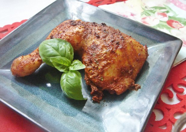 Fotografia przedstawiająca Mocno paprykowe ćwiartki z kurczaka pieczone w masełku