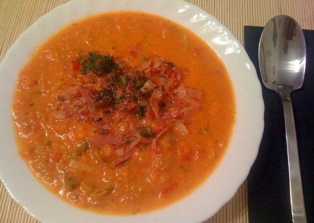 Fotografia przedstawiająca Mocno pomidorowa zupa z cukinią i boczkiem