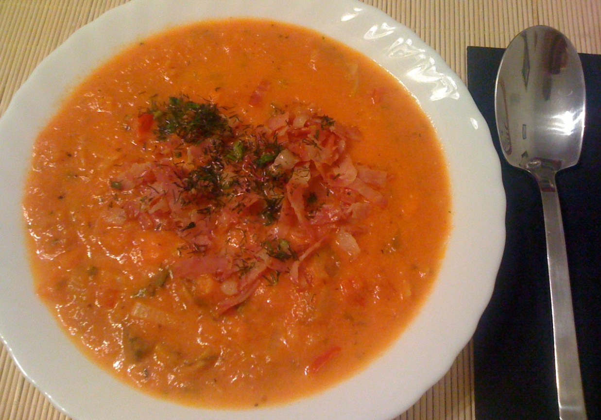 Mocno pomidorowa zupa z cukinią i boczkiem foto