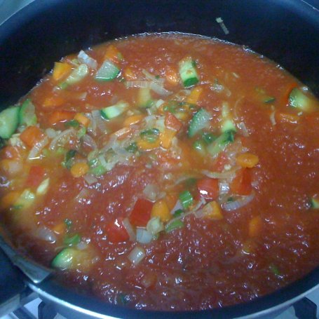 Krok 3 - Mocno pomidorowa zupa z cukinią i boczkiem foto