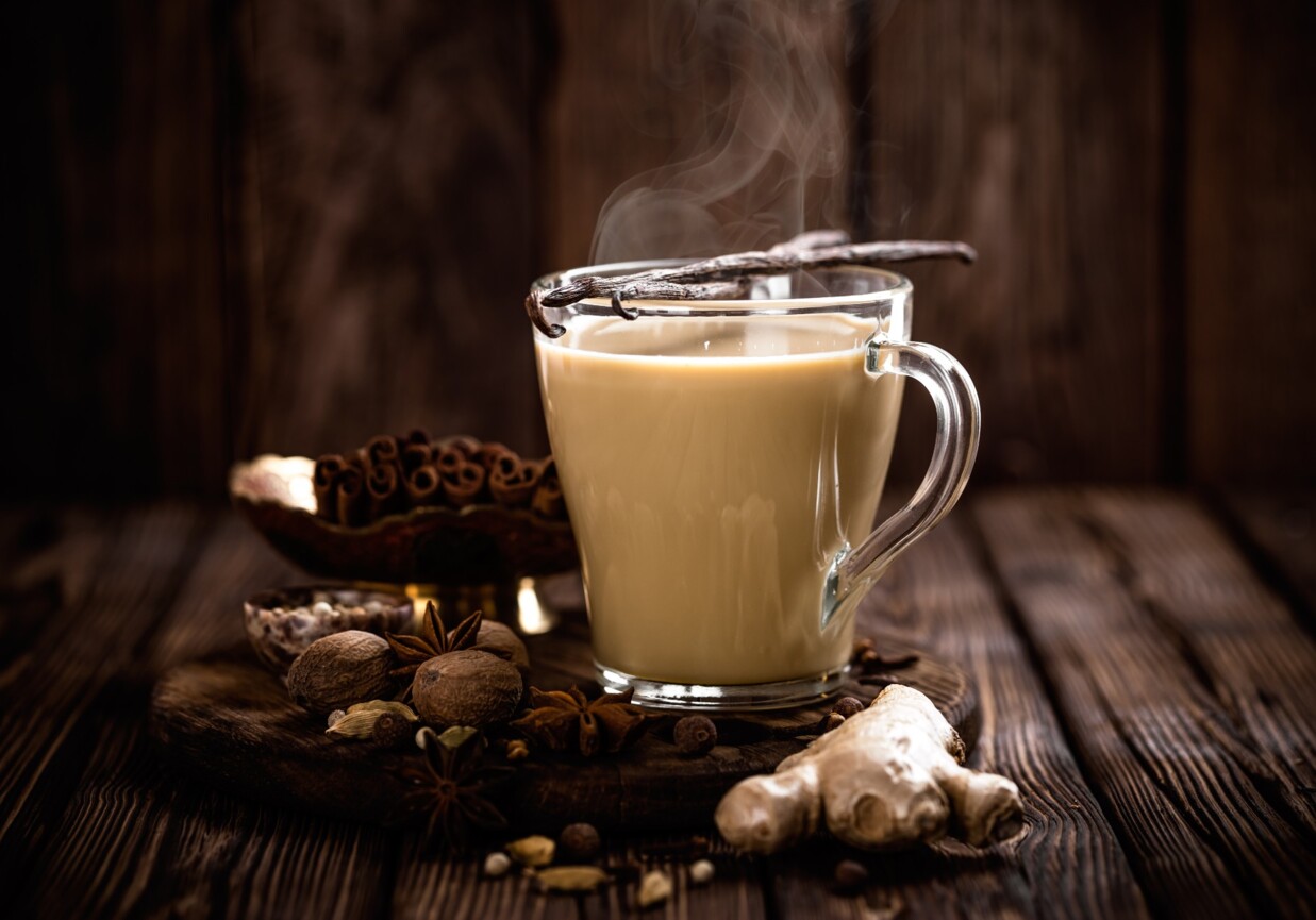 Mocno rozgrzewająca herbata Masala z syropem waniliowym foto