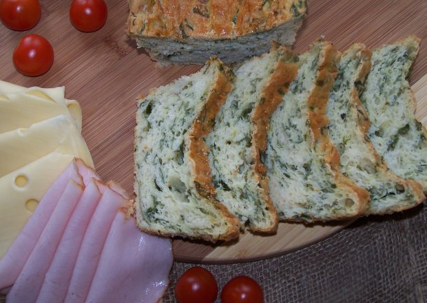 Fotografia przedstawiająca Mocno szpinakowy z ricottą, czyli chlebek na kolację... :)