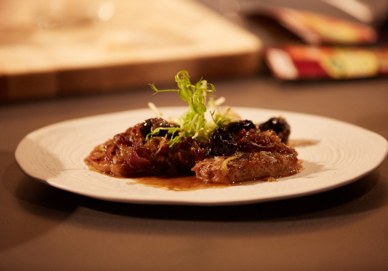 Mój przepis na…: Eskalopki wieprzowe duszone w piwie z suszonymi śliwkami, odc. 4 foto