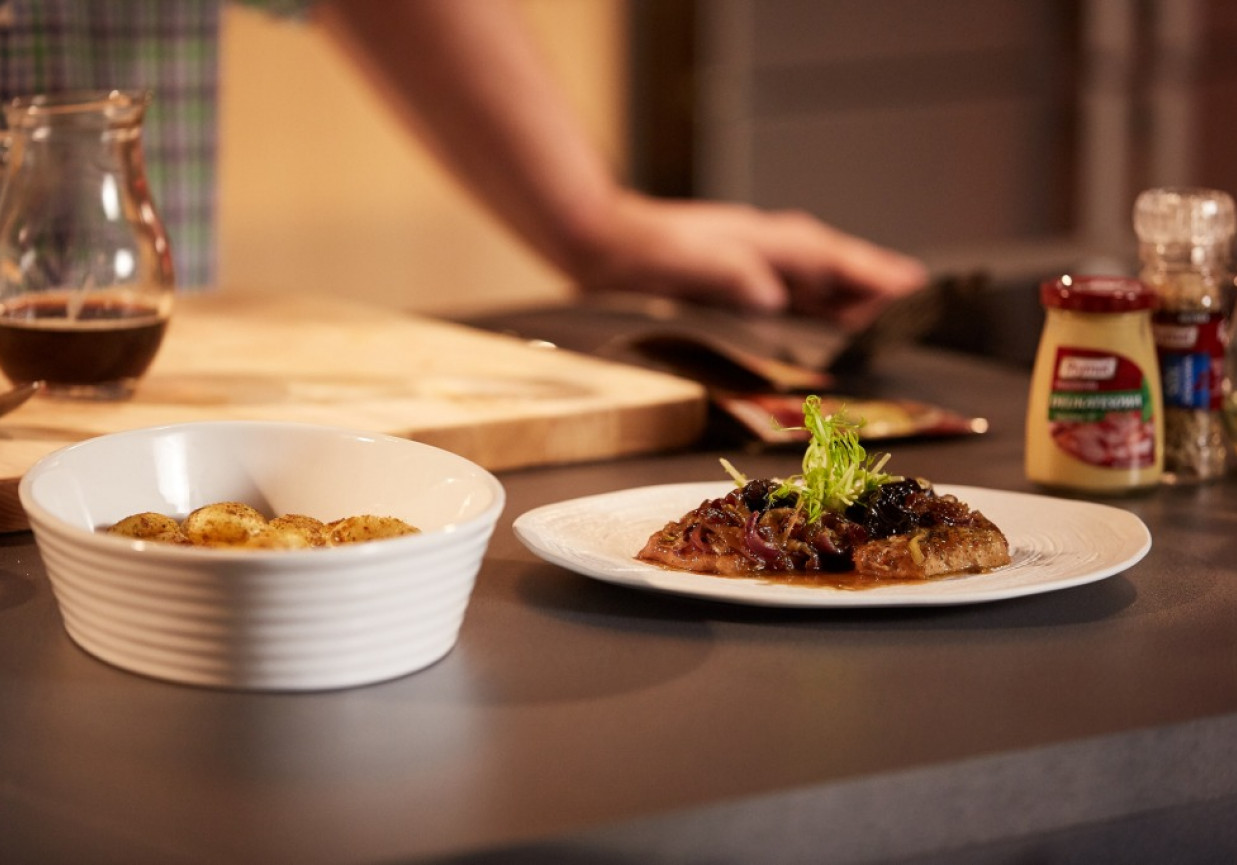 Mój przepis na…: Eskalopki wieprzowe duszone w piwie z suszonymi śliwkami, odc. 4 foto