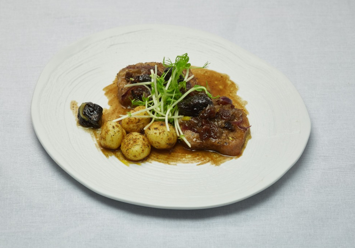 Mój przepis na…: Eskalopki wieprzowe duszone w piwie z suszonymi śliwkami, odc. 4 foto