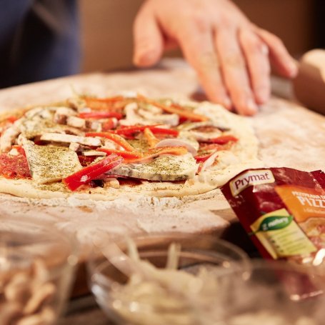 Krok 4 - Mój przepis na…: Pizza z pieczarkami, salami i serem pleśniowym, odc. 37 foto